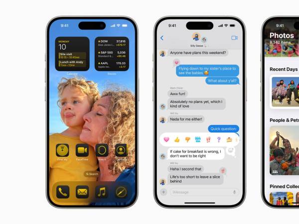Fotografía cedida por Apple donde se aprecian tres iPhones con iOS 18 con tres pantallas, una de inicio personalizada, otra de un chat a través del mensajero, y una de la aplicación Fotos.