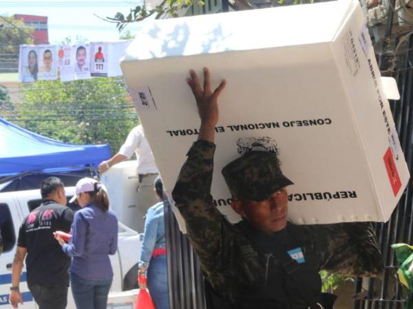 <i><b>Lo que dice la Carta Magna</b></i>Por disposición constitucional, las Fuerzas Armadas de Honduras, son una institución nacional de carácter permanente, esencialmente profesional, apolítica, obediente y no deliberante. Están instituidas para la defensa de la integridad territorial y la soberanía de la República, mantener la paz, el imperio de la Constitución, proteger los principios del libre sufragio y asegurar la alternabilidad en el ejercicio de la Presidencia de la República.