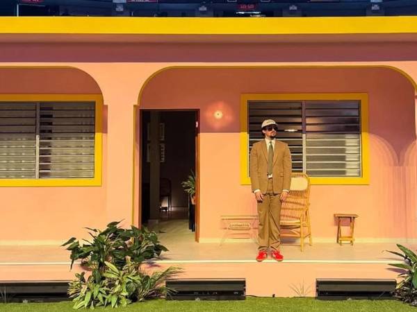 La 'casita' es una réplica de una vivienda tradicional puertorriqueña que el artista utiliza en la segunda parte del espectáculo de 'Debí tirar más fotos tour'.