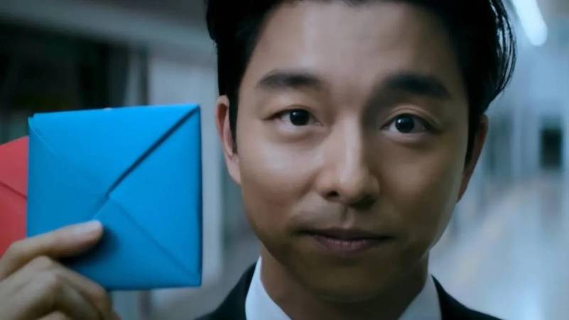 En la primera temporada de “El juego del calamar”, Gong Yoo aparece brevemente como el reclutador, un hombre cuya tarea es encontrar candidatos desesperados por dinero que acepten participar en una misteriosa competencia que les “salvará la vida”.