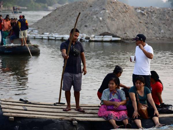 LA PRENSA viajó a la frontera que comparten Guatemala y México para corroborar esta nueva realidad migratoria. Los hondureños están emigrando muy poco, según datos del gobierno guatemalteco. Las balsas son el transporte usual de los guatemaltecos que van a México a trabajar.