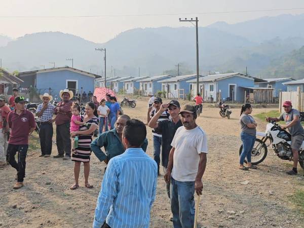 Los pobladores de habitantes de San Francisco de Asis exigen electrificación de su colonia.