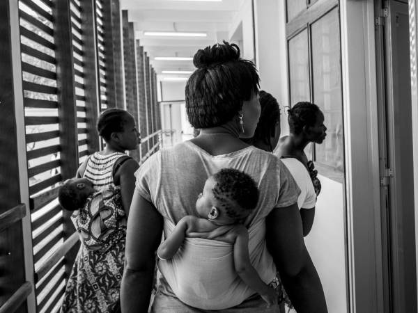 Se halló en Uganda que los fulares con permetrina reducen la malaria en los niños.