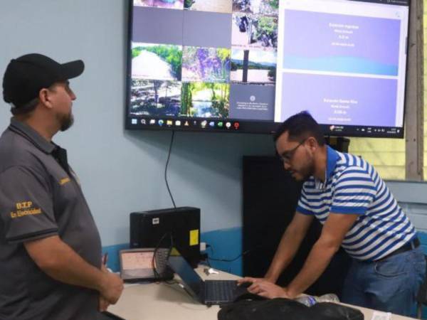 Los ingenieros y docentes Orlin Iturbides Muñoz y Annel Escober, del Instituto La Independencia, mientras manipulan la plataforma Samh.