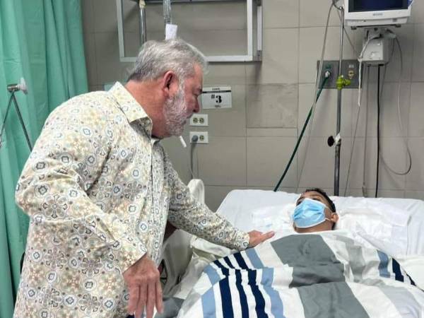 El alcalde de <b>San Pedro Sula</b>, <b>Roberto Contreras</b>, compartió un video en el que se le ve visitando a su asistente <b>Eduardo Colindres</b>, quien recientemente fue víctima de un atentado a manos de un sicario.