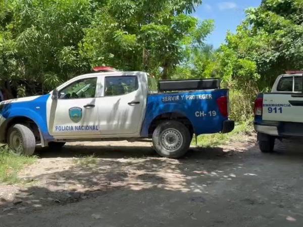 Patrullas de la Policía resguardan la zona donde fue asesinada Gilma María Morales en la comunidad de Sambo Creek.