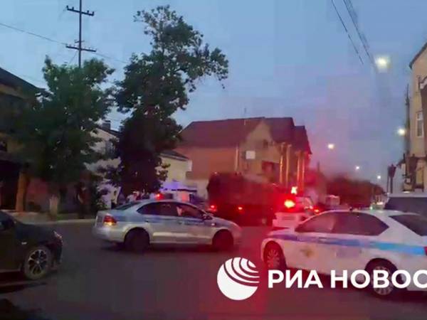 Varios agentes de policía fallecieron en el atentado contra dos iglesias en Rusia.