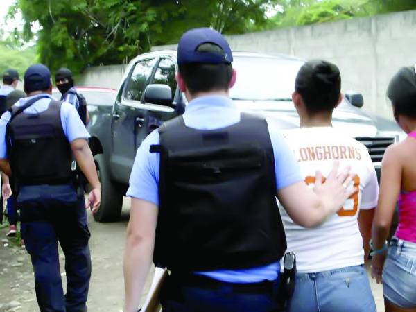 <b>Miembros de la Policía Nacional durante el rescate en 2024 de varias mujeres víctimas de trata de personas.</b>