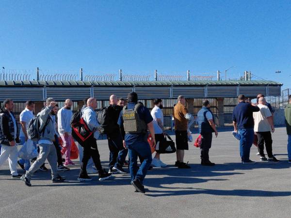 Un grupo de migrantes de Cuba, Guatemala, Venezuela, Haití, El Salvador y China fue repatriado a México la mañana del viernes 13 de marzo por el puente internacional McAllen-Hidalgo.