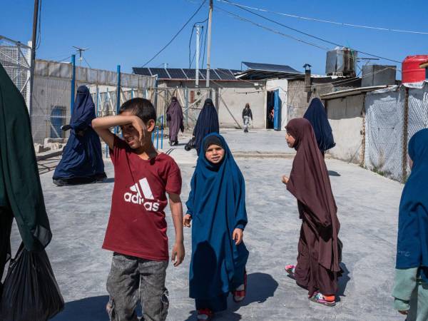 Los funcionarios del campo dicen que más de la mitad de las personas en los campos Roj y Al Hol es menor de edad.