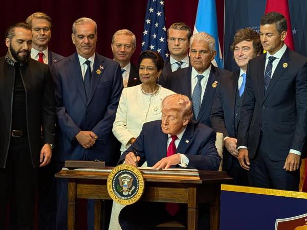 El presidente de Estados Unidos, Donald Trump (c), firma un documento junto a mandatarios latinoamericanos durante la cumbre bautizada como ‘Escudo de las Américas’ este sábado en Miami (EE.UU.).