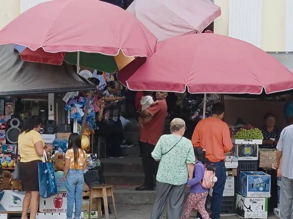 Ciudadanos en actividad comercial en Santa Rosa de Copán, la principal ciudad del occidente hondureño.