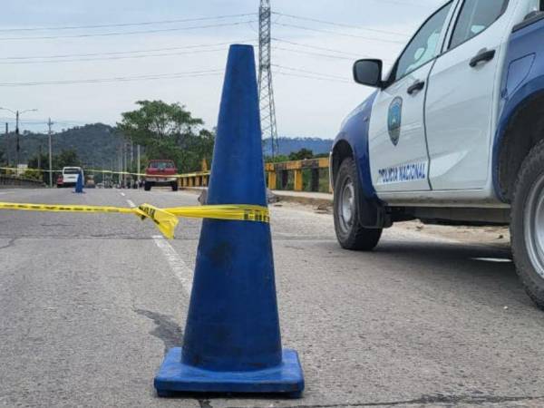 Patrulla de la Policía Nacional en la escena del crimen.