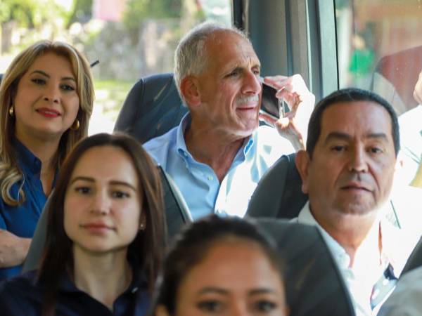 Fiel a su estilo, combina los celulares de sus primeras campañas con tecnología más reciente para no quedarse atrás.