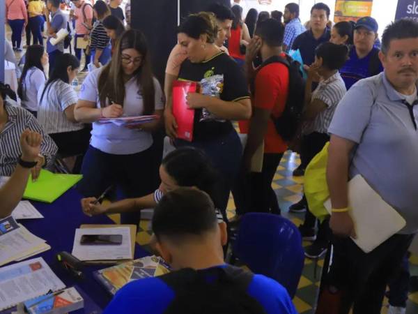 Miles de ciudadanos en San Pedro Sula acuden masivamente a distintas ferias de empleo, con la esperanza de recibir la llamada sobre una oportunidad para laborar.