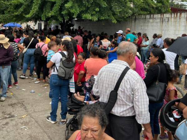 Las largas filas de personas para reclamar el bono climático en la escuela Soledad Fernández del barrio Barandillas en San Pedro Sula estaban desde el fin de semana.