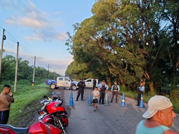 La Policía Nacional ha tomado el control de la aldea Quebrada de Arena en Tocoa, Colón, para evitar un nuevo enfrentamiento entre campesinos de las cooperativas El Chile, Camarones y Tranvío con habitantes de la comunidad.
