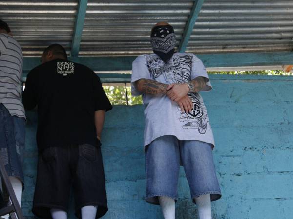 A pesar de estar tras las rejas, los jefes de las pandillas y maras continúan manejando las estructuras, ordenando extorsiones, asesinatos y estrategias de expansión territorial.