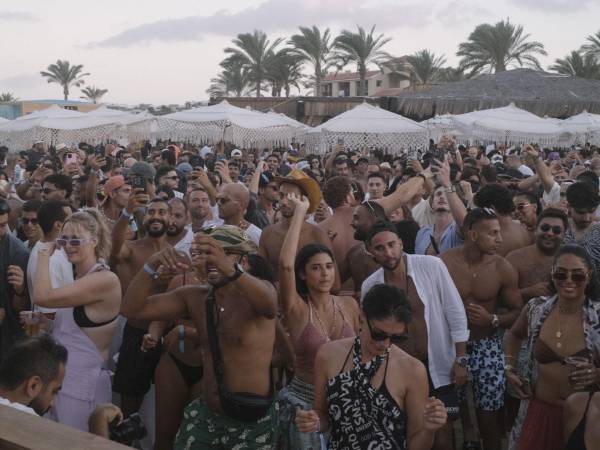 Hombres y mujeres bailan en un festival en la Bahía de Almaza en Sahel el Shireer, la Costa Mala de Egipto.