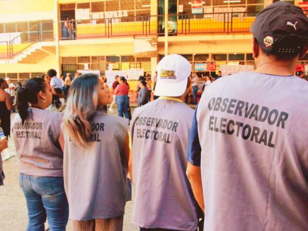 Observadores internacionales supervisan la etapa de votación en las elecciones primarias de Honduras 2025.