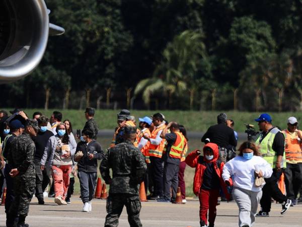 Migrantes hondureños parten cada semana rumbo a Estados Unidos, buscando mejores oportunidades económicas y seguridad para sus familias.