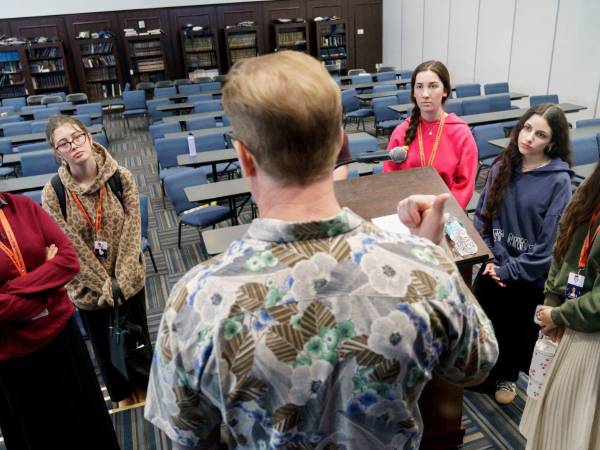 Arno Michaelis, exneonazi que ahora ayuda a familias afectadas por el extremismo, en una charla con estudiantes de secundaria en Boca Ratón, Florida, el 4 de febrero de 2026.
