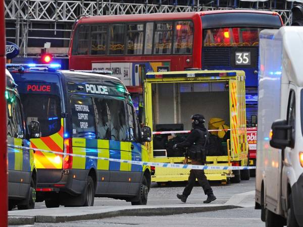 La policía de Londres realiza un operativo de búsqueda contra el sospechoso de tres asesinatos.