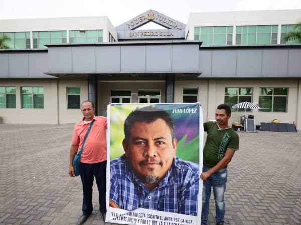 Un grupo de pobladores de Tocoa permaneció afuera del Palacio de Justicia este viernes, mientras se desarrollaba la audiencia inicial, exigiendo justicia por el asesinato del ambientalista.