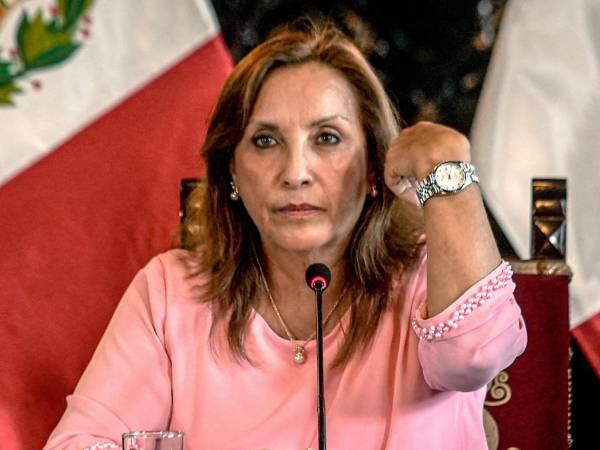 La presidenta peruana, Dina Boluarte, afirmó que los Rolex relojes rolex que lució en varios eventos eran un prestados.