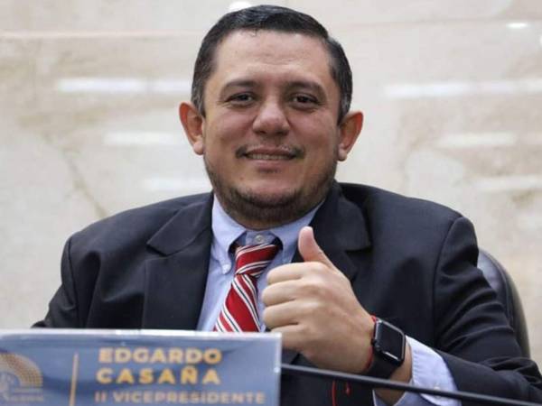 Entre 2023 y 2026, siendo diputado, Edgardo Casaña fue beneficiado en Santa Bárbara con dos plazas: una como docente y otra con el cargo inventado de jefe de sección departamental.