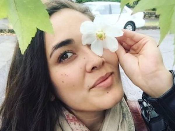 La misteriosa desaparición de Hannah Kobayashi, quien no abordó un vuelo de conexión a Nueva York durante una escala en el Aeropuerto Internacional de Los Ángeles, dio un giro tras la muerte de su padre, quien había viajado a California para participar en la búsqueda de su hija.