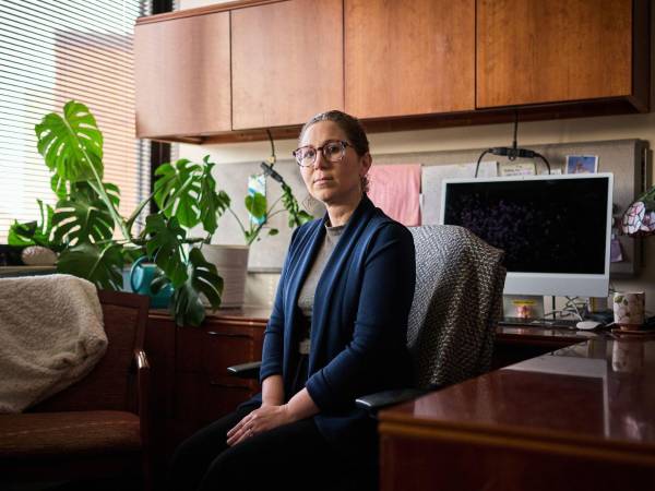 Julia Sheffield, psicóloga del Centro Médico de la Universidad de Vanderbilt, en su consultorio de Nashville el 17 de diciembre de 2025.