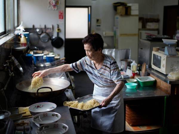 Fuku Amakawa, de 102 años, tiene 60 trabajando en el restaurante de ramen de su familia en Gunma, Japón.