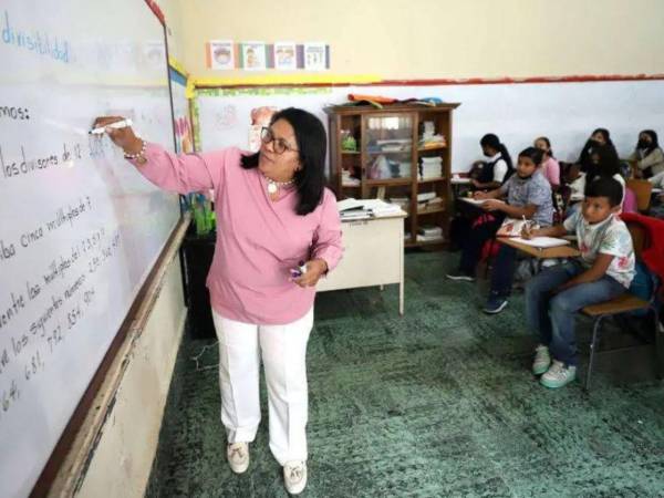 Más de 64 mil profesores de distintos niveles educativos en el sector público se verán beneficiados con los aumentos salariales.