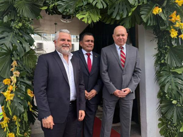 El excandidato a la alcaldía sampedrana por el Partido Libertad y Refundación (Libre), <b>Rodolfo Padilla Sunseri</b>, aseguró este viernes que continuará participando en la vida municipal y colaborando con la ciudad, pese a no haber logrado el respaldo popular en las elecciones recientes. Ayer, era el personaje político más esperado ya que fue el principal contendiente del alcalde reelecto, Roberto Contreras en las recién pasadas elecciones.