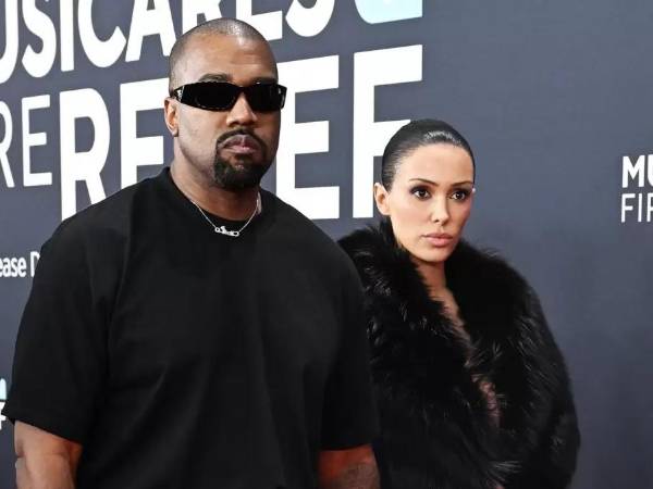 El rapero Kanye West, ahora conocido como Ye, aseguró en una serie de publicaciones en X que es nazi y que controla su pareja, la modelo Bianca Censori, y que fue gracias a su aprobación que usó el polémico vestido transparente en la alfombra roja de la última edición de los Grammy.