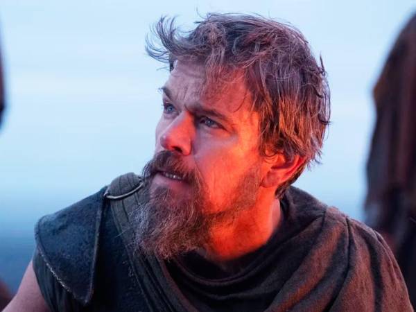 El Ulises de Matt Damon destaca por su astucia e inteligencia estratégica más que por la fuerza bruta, mostrando a un héroe conflictuado con su realidad y memoria.