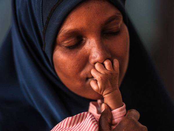 Malyun Ali Ibrahim y su bebé en un centro de alimentación de emergencia en Baidoa, Somalia.