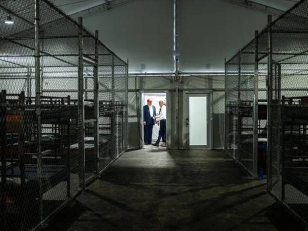 Fotografía tomada de una publicación en la red social X de @WhiteHouse donde se observa el presidente de Estados Unidos, Donal Trump visitando el centro de detención para migrantes 'Alligator Alcatraz' el 1 de julio de 2025, en Miami.