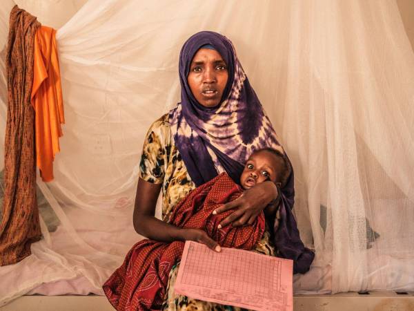 Timana Ali carga a su hijo de 8 meses, que sólo pesa 5,5 kilos, en un centro de nutrición de emergencia en Baidoa.
