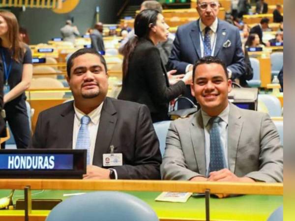 Rider Cálix (derecha), director de Cooperación Externa de Sedesol, junto con José Carlos Cardona, exministro de esa institución.