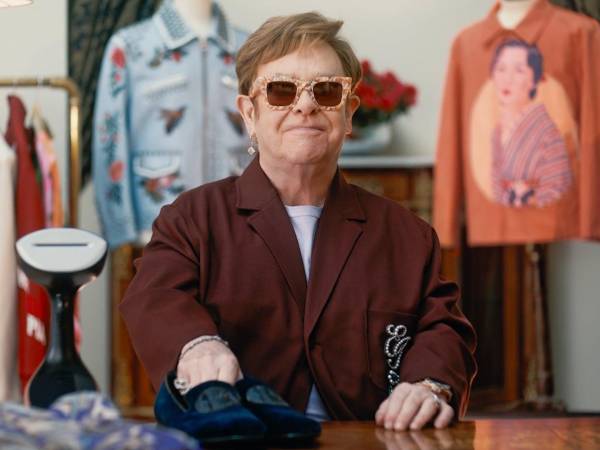 Elton John vende su ropa en eBay.