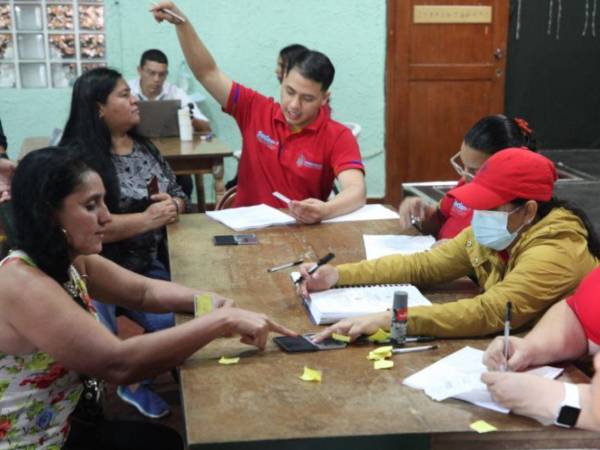 Sedesol afirmó que en tres municipios de Francisco Morazán entregaron más de 1,100 hogares. Paralelamente se realizaba el mismo procedimiento en San Pedro Sula, Cortés.