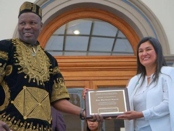 Príncipe de Camerún, Jean Louis Bingna, entrega reconocimiento a Sua Martínez.