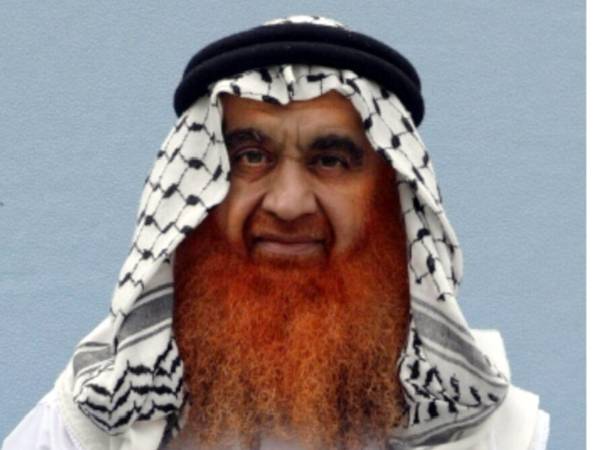 Foto reciente de Khalid Shaik Mohammed, acusado de tramar el complot del 11 de septiembre, en una túnica blanca y con su barba pintada de rojo.