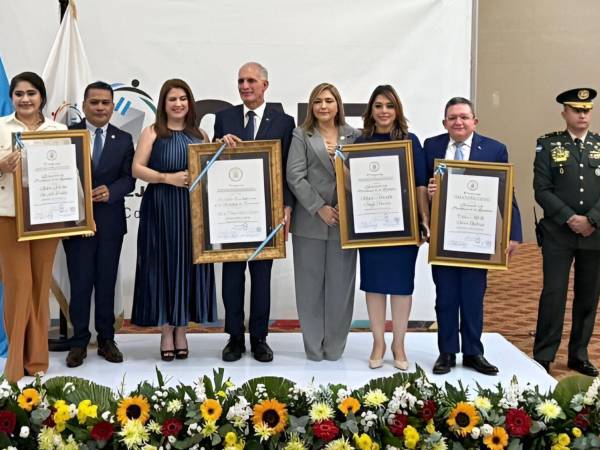 Con sus respectivas credenciales (de izquierda a derecha), los designados Diana Waleska Herrera, María Antonieta Mejía y Carlos Alberto Flores. Al centro, el presidente Nasry Asfura.