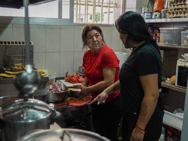 Luz Fanny Arce Campiño, quien se mudó de Colombia a España, trabaja en un restaurante en Paiporta. “Estoy contento”, dijo sobre vivir en el País.