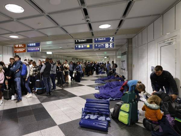 Esperan en el Aeropuerto Internacional de Múnich durante la suspensión de vuelos tras avistamiento de drones.