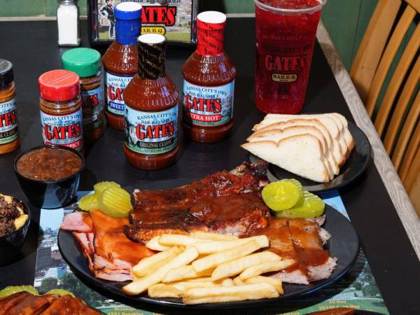 El asado de Kansas City abarca una variedad de carnes. En Gates Bar-BQ.