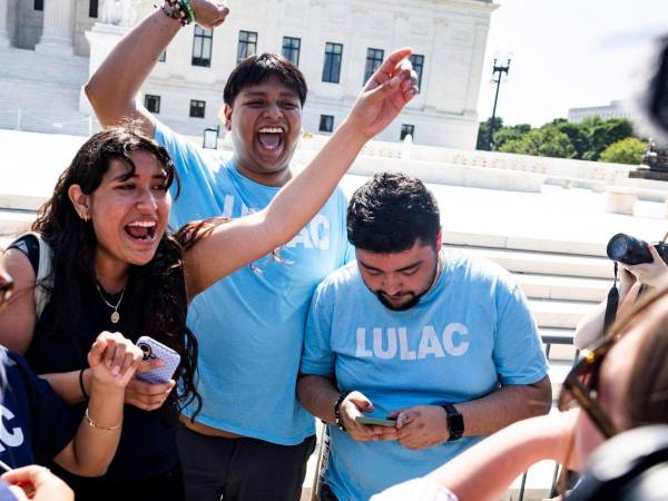 Un grupo de hispanos celebra la decisión del Supremo de Estados Unidos de anular la orden de Donald Trump que eliminaba la ciudadanía por nacimiento.